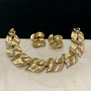 Vintage Lisner Gold Bracelet And Earring Set